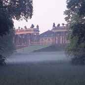 Schloss Sanssouci, Kolonnaden von der Straße aus