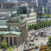 Brandenburger Tor, im Hintergrund die US-Botschaft