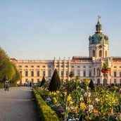 Schloss Charlottenburg mit blühender Gartenanlage
