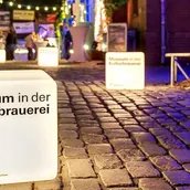 Der Eingangsbereich des Museums bei Nacht.