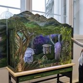 Yorleny Cardozo Peña vor ihrer künstlerischen Intervention "Die Stimme der Berge / La voz de la Montaña"