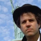 Filmstill aus Deutschland versenken, 9. November 1999: Christoph Schlingensief vor der Freiheitsstatue