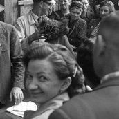 Bürger bei einer Versteigerung jüdischen Eigentums in der Gegend von Hanau, 1942 (Fotoausschnitt)