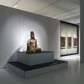 Bodhisattva Avalokiteshvara in Wasser-Mond-Pose (China, Song Dynastie, 960 – 1279) im Modul „Kunst und Kult. Sakrale Kunst in China und Japan“ des Museums für Asiatische Kunst im Humboldt Forum