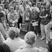 Helga Götze in einer Menschenmenge