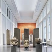 Ansicht des Ausstellungsbereichs „Mesoamerika. Ballspiel, Pyramiden, Götter“ der Ethnologischen Sammlungen im Humboldt Forum.