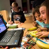 Mit leitfähigen Materialien, wie Bananen, Computer und Videospiele steuern.