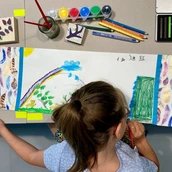 Mädchen im Workshop "Rollbilder, Faltbücher und die Kunst, Geschichten zu erzählen"