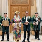 Dilfuza Qobilova mit drei Musikern / Bildauswahl für das Ensembe Milly Meros beim Nouruzfest am 21.03.2026