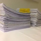 Akten auf einem Tisch