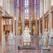 Ausstellungsansicht Ideal und Form, mit Doppelstandbild der Prinzessinnen Luise und Friederike von Preußen, sog. Prinzessinnengruppe von Johann Gottfried Schadow, 1795, Friedrichswerderschen Kirche, 2023