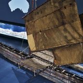 Großes Auslegerboot von der Insel Luf (Bismarck-Archipel, Papua Neuguinea) im Modul „Ozeanien: Mensch und Meer. Ein Meer von Inseln“ des Ethnologischen Museums im Humboldt Forum