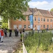 Herrenhaus mit Jubiläumsfahne