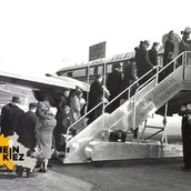 Geflüchtete aus der DDR vor ihrem Abflug nach Westdeutschland, 1953