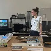 Restauratorin Elisa Carl im MediaLab im Hamburger Bahnhof