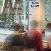 Besucher*innen vor der Objekt-Bühne "Club Kultur Bestand Aufnahme".