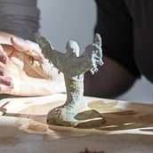 Workshopteilnehmer:innen formen eine Figur