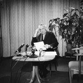 Bundeskanzler Konrad Adenauer bereitet sich im Palais Schaumburg auf eine Rundfunk- und Fernsehansprache anlässlich seiner Kandidatur zum Bundespräsidenten vor