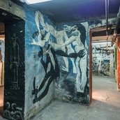 Blick in den Bilderkeller, im Vordergrund Wandbild von Harald Metzkes und Manfred Böttcher
