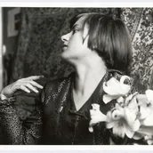 Marianne Brandt, Selbstporträt mit Lilien, um 1923, Bauhaus-Archiv Berlin