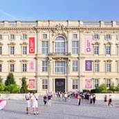 Blick auf die Nordfassade und das Portal 4