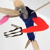 Raimund Schucht: Falling Angel oder dumme Männer mit Gottkomplex #1, Skulptur aus Holz, Graphit, Lackstift und Acryl, 2025