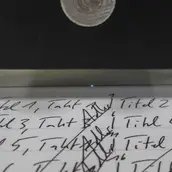 Microfading Testing an einer Zeichnung von Jorinde Voigt, Rathgen-Forschungslabor, Staatliche Museen zu Berlin