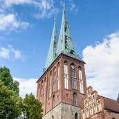 Die Nikolaikirche prägt seit dem Mittelalter das Nikolaiviertel und das Zentrum von Berlin: einst als Ort der Religion, jetzt als Museum der Kirchen-, Bau- und Stadtgeschichte.