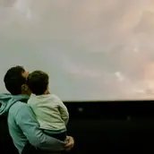 Mann mit Kind im Zeiss-Großplanetarium