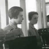 Ise Gropius, Selbstporträt im Spiegel im Meisterhaus ian Dessau, 1926