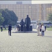 Marx-Engels-Forum, im Hintergrund der Palast der Republik, 1990/92