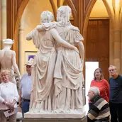Ausstellungsansicht „Ideal und Form“, mit Doppelstandbild der Prinzessinnen Luise und Friederike von Preußen, sog. Prinzessinnengruppe von Johann Gottfried Schadow, 1795, Friedrichswerdersche Kirche, 2023