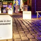 Der Eingangsbereich des Museums bei Nacht.