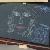 Unter freiem Himmel entstehen vielfältige Portrait-Zeichnungen.