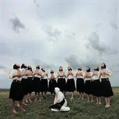 Marina Abramović, Women Massaging Breasts aus der Serie Balkan Erotic Epic, C-Print, 2005, Serbia