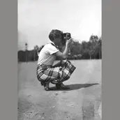 Ella Bergmann-Michel mit ihrer Kinamo-Filmkamera, 1932