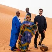 Noura Mint Seymali mit Band