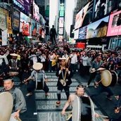 Auftritt des japanischen Kollektivs Seppuku Pistols am Times Square in New York