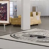 Ausstellungsansicht „Tausendmal Berlin. Die Sammlung Hamburger Bahnhof – Nationalgalerie der Gegenwart“, Hamburger Bahnhof – Nationalgalerie der Gegenwart, 12.06.2026 bis auf Weiteres, Abgebildet: Andreas Gursky, Singapore Stock Exchange I, 1997; ...