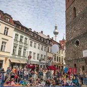 Der Wanderzirkus CABUWAZI bringt die Besucher:innen des Nikolaiviertels zum Staunen.
