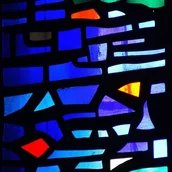 Detail eines bunten Mosaikglasfensters