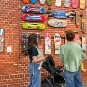 Blick in die Fotoausstellung „Skater & Rollbrettfahrer vor und nach dem Mauerfall“ 