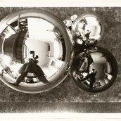 Marianne Brandt, Selbstporträt mit Kamera im Atelier in der Kugel gespiegelt, Bauhaus Dessau, um 1928–1929, Bauhaus-Archiv Berlin