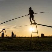 Seillaufen in den Sonnenuntergang