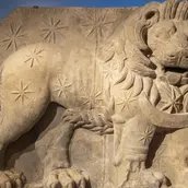 Gipskopie des Löwenhoroskops von Nemrut Dağı in der Ausstellung