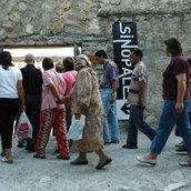 Einwohner:innen von Sinop besuchen Sinopale im historischen Gefängnis von Sinop, 2006