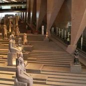 Blick auf den großen Treppenaufgang des GEM (Grand Egyptian Museum) mit monumentalen Königsstatuen und Tempelarchitektur
