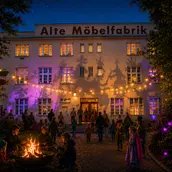 Familiennacht - beleuchtete Außenansicht der Alten Möbelfabrik