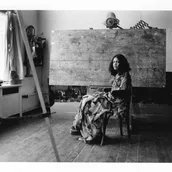 Chetna Vora am Set von „In der Kunst sind wir alle Kinder“, einem Film über den Maler Rolf Werner. Bansin, 1976