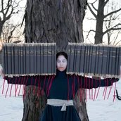 Bildausschnitt von Meryl McMasters Fotoarbeit Time's Gravity, 2015